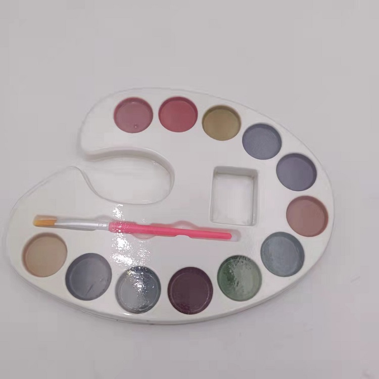 As aquarelas semi -úmidas secam na paleta
